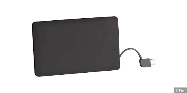 Die Pearl Revolt Ultra-Slim-Powerbank hat ein festmontiertes Micro-USB-Kabel.