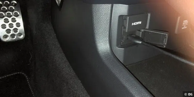 Den für Carplay und Android Auto relevanten USB-Anschluss sowie den HDMI-Anschluss und die 12-Volt-Steckdose hat Honda unterhalb der Mittelkonsole versteckt.