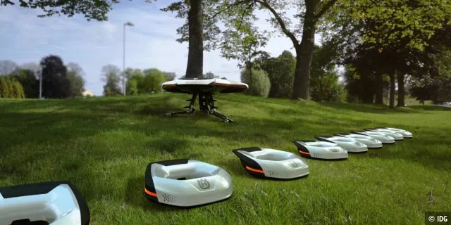 Die Solea-Luftkissen-Rasenmähroboter, dahinter die Transportdrohne.