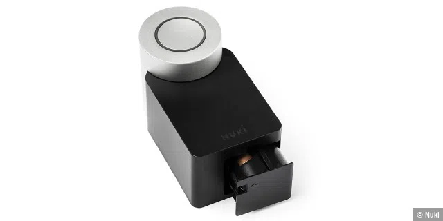 Das Nuki Smart Lock bezieht seine Energie über vier handelsübliche AA-Batterien, die sich auch im Lieferumfang befinden.