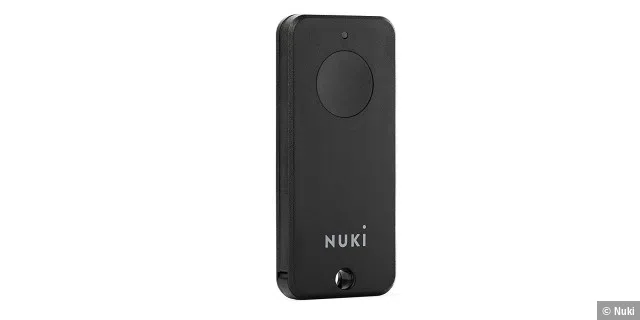 Der Nuki Fob ist ein kleiner Blietooth-Anhänger, der per Knopfdruck die Tür aufschließen kann. Ein Smartphone ist in diesem Fall nicht dringend notwendig.