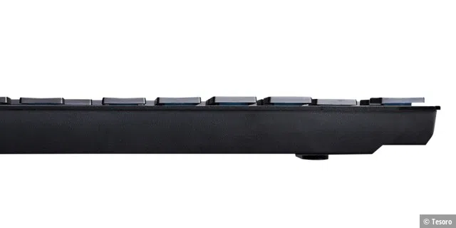 Dank der Low-Profile-Switches kommt die Tastatur auf eine geringe Gesamthöhe von nur 23,5 Millimeter.