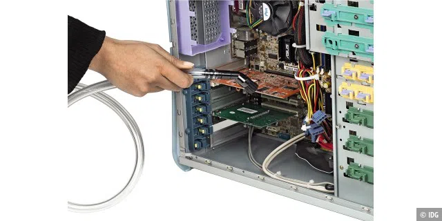Auch das Innere eines PC-Gehäuses lässt sich von Staub und Schmutz befreien. Nutzen Sie bei Saugern feine Bürstenaufsätze, um die Technik zu schonen.