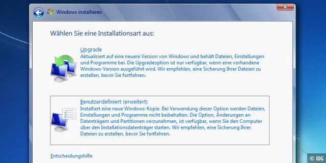 Windows 7 als Downgrade installieren: Für die Installation booten Sie den PC von der Setup-DVD oder einem USB-Stick und wählen „Benutzerdefiniert“.