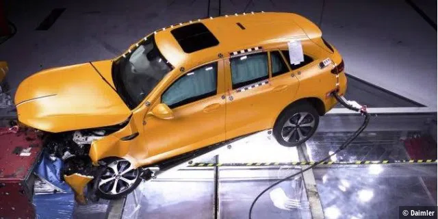 Mercedes-Benz EQC: Crash-Erprobung im Mercedes-Benz Technologiezentrum Fahrzeugsicherheit (TFS) in Sindelfingen.