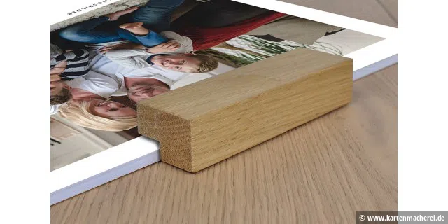 Gegen Aufpreis gibt es bei der Kartenmacherei eine Holzaufhängung statt Spiralbindung
