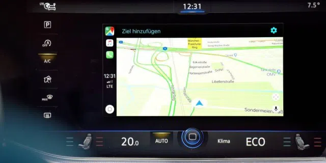 Google Maps in Carplay auf dem 15-Zoll-Touchscreen des VW Touareg.