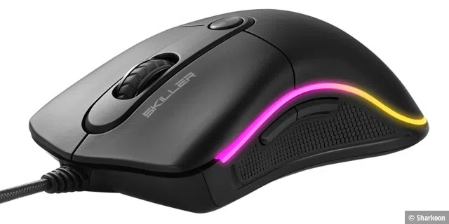 Der RGB Streifen umfasst nahezu die komplette Maus. Die Seiten bieten außerdem noch einen guten Grip.