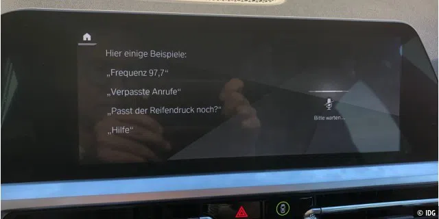 Der BMW Intelligent Personal Assistant lauscht.