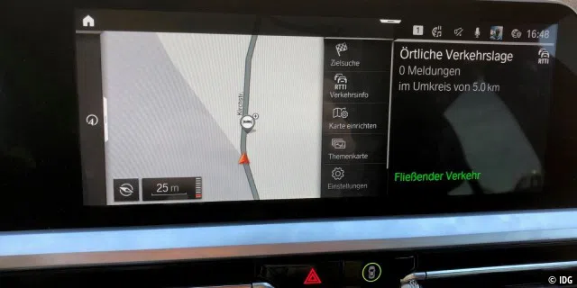 Splittscreen auf dem Control Display: Links die Navi-Karte, rechts die Verkehrslage.