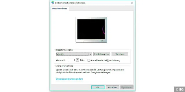 Microsoft hat unter Windows 10 die Einstellung für den klassischen Bildschirmschoner noch nicht in die neuen „Einstellungen“ integriert. Sie finden dieses Fenster am schnellsten über die Windows-Suche nach „Bildschirmschoner“.