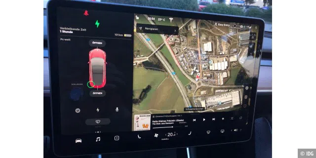Links: Tesla aus der Vogelperspektive, darüber der Tacho. Rechts: Google Maps und unten das eingefahrene Audio-Menü.