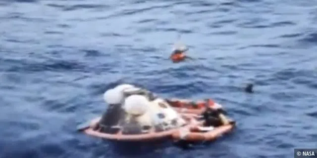 Ein Hubschrauber fischt die drei Astronauten aus ihrer auf dem Pazifik schwimmenden Kapsel