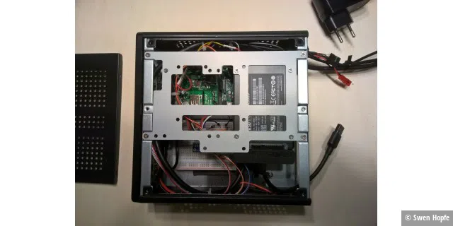 Raspberry Pi, SSD und USV in einem Gehäuse untergebracht