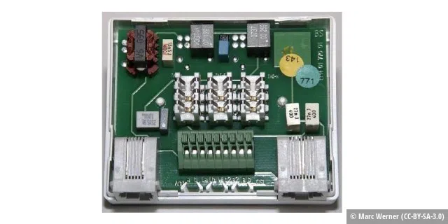 Geöffneter DSL-Splitter: Das Gerät arbeitet als Frequenzweiche mit einem Hochpassfilter für das DSL-Modem und einem Tiefpassfilter für das analoge Telefon oder der ISDN - NTBA.