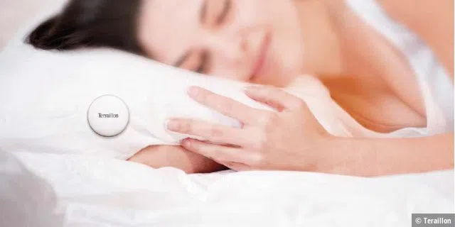 Im Gegensatz zu den üblichen Schlafmatten, die Sie auf oder unter der Matratze platzieren, wird der Teraillon Dot am Kopfkissen befestigt. Dort analysiert er Ihren Schlaf anhand der nächtlichen Bewegungen.