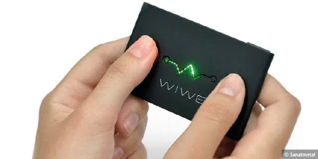 Das Sanatmetal Wiwe Mobile ECG ist die wohl kompakteste Möglichkeit, ein EKG anzufertigen. Sie legen je einen Finger auf die beiden Elektroden und sehen den Verlauf in der App.