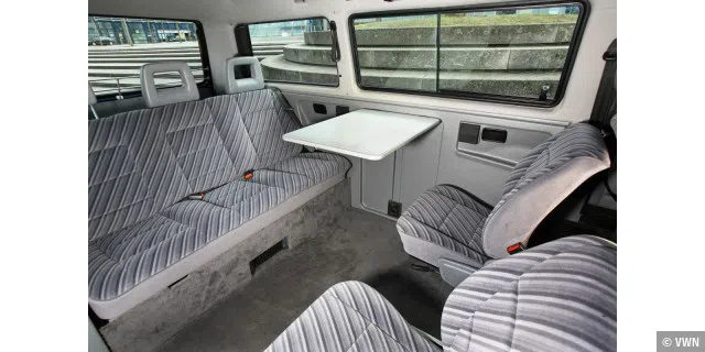 Das Raumkonzept des Multivan bot mit Vis-a-Vis-Sitzen, Tisch und Klappsitzbank eine bis dahin unbekannte Flexibilität im Innenraum.