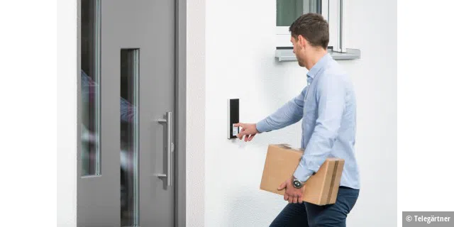 Über eine Türsprechstelle können Sie beispielsweise mit dem Paketboten sprechen, selbst wenn Sie gerade nicht zur Tür gehen können oder dürfen (Quarantäne)