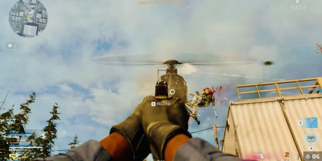 Call of Duty Moments: Irre Situationen ergeben sich in Warzone ständig. Hier holen wir gerade einen Helikopter mit der Glock runter.