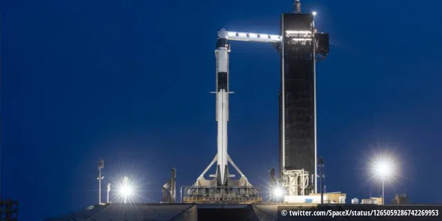 Die Falcon 9 mit der Crew Dragon auf der Startrampe.
