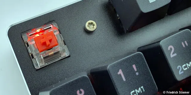Bei den mechanischen Schaltern der Havit KB432L kommen Jixian Red zum Einsatz, die sich in vielen eher günstigen Tastaturen antreffen lassen. Die Charakteristik entspricht in etwa den Cherry MX Red.