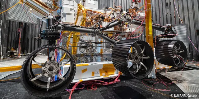 Der Ingenuity Mars Helicopter befindet sich auf dieser Aufnahme zwischen dem linken und dem zentralen Rad des Marsrovers Perseverance.