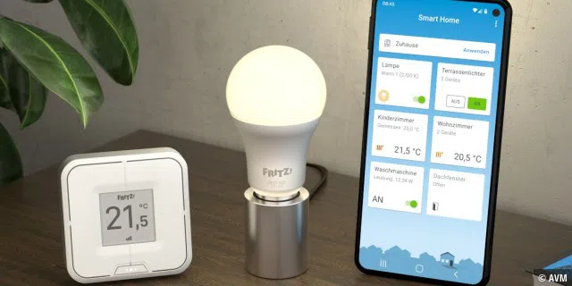 Der Vierfach-Taster Fritz Dect 440, die LED-Lampe Fritz Dect 500 und die Fritz App Smart Home.