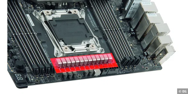 CPU und Netzteil müssen zusammenpassen. Sonst gibt es Probleme mit der Kernspannung, die über die Spannungswandler (rot markiert) zum Prozessor kommt.