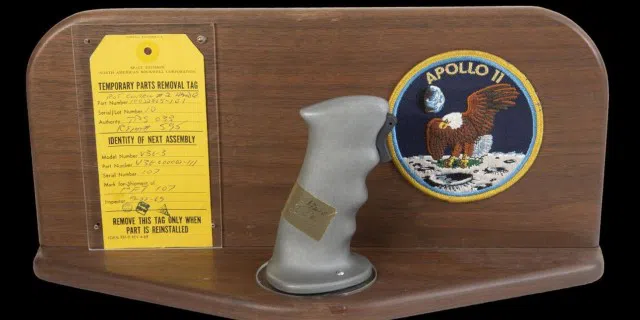 Der Steuerknüppel, mit dem Neil Armstrong die Raumkapsel von Apollo 11 steuerte, wurde für 300.000 Dollar jetzt versteigert. Der Apollo 11 Control Stick befand sich neben der rechten Hand von Neil Armstrong.
