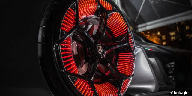 Millenials und GenZ stehen auf E-Motoren, speziell Tesla steht hoch im Kurs. Lamborghini arbeitet an Superkondensatoren, die direkt in den Reifen integriert werden, um durch die Drehung Energie rück zu gewinnen.