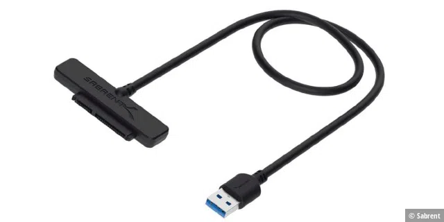 Einfacher Adapter: Der Raspberry Pi 4 liefert maximal 1,2 A per USB. Es genügt für kleine Notebookfestplatten bis zwei TB und sparsame SSDs. Andere Laufwerke brauchen ein Netzteil.