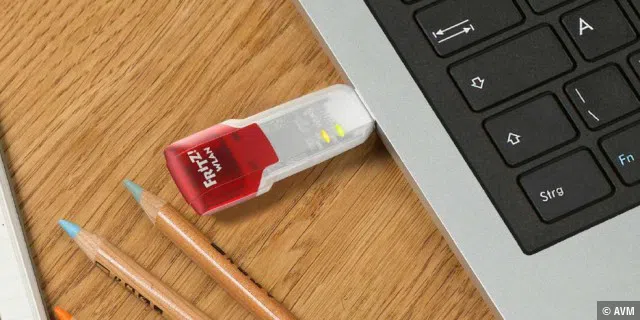 Mit einem USB-Stick rüsten Sie das WLAN am Notebook einfach auf. Allerdings stehen größere Sticks unpraktisch vom Gehäuse ab – sie können dadurch leicht anecken und Schaden nehmen.