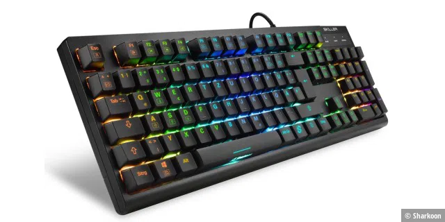 Die RGB-Beleuchtung ist schön satt, insgesamt wirkt das Keyboard auch recht kompakt.