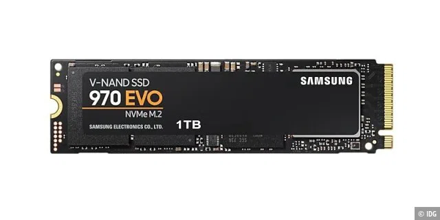 Eine neue NVMe-SSD soll genug Speicherkapazität auf absehbare Zeit bieten. Empfehlenswert sind 1-TB-Laufwerke, da sie ein sehr faires Preis-Leistungs-Verhältnis bieten – etwa bei der Samsung 970 Evo für gut 130 Euro.