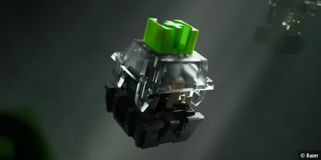 Die Razer Blackwidow V3 ist mit den mechanischen Razer-Green-Schaltern ausgestattet, die sich in der Schaltcharakteristik am ehesten mit den Cherry MX Blue vergleichen lassen, da auch sie beim Auslösen hörbar Klicken und man vorher einen kleinen Widerstand beim Schalten überwinden muss.