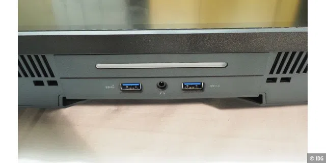 Dell Alienware AW2721D: Zwei der vier USB-Schnittstellen sind gut erreichbar mittig an der Gehäuseunterseite angebracht