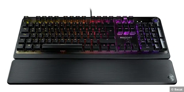 Die Leuchteffekte heben sich wunderbar von der glatten schwarzen Oberfläche der Tastatur und der Tasten ab.