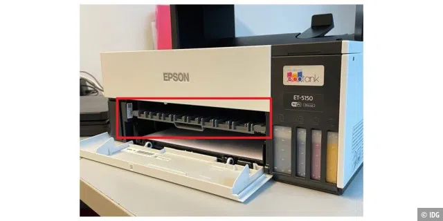 Für das Bedrucken von dicken Medien wie etwa Fotopapier, müssen Sie beim Epson Ecotank ET-5150 den Papierweg ändern. Wenn Sie die Kassette vorne öffnen und die Klappe nach unten ziehen, gibt das Tintentank-Modell das bedruckte Foto nach vorne und nicht mehr nach oben aus.