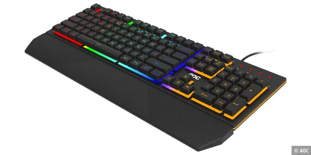 Die AOC GK200 sticht kaum aus der Masse der günstigen Gaming-Tastaturen heraus: Sie ist kantig designt, bunt beleuchtet und in Schwarz gehalten.