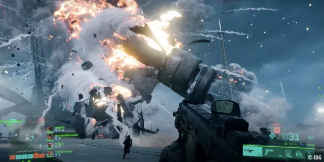 Battlefield 2042 ist ein wunderschöner Shooter, der mit enorm vielen Effekten arbeitet – Regen, Wind, Stürme, Blitze, Explosionen, Rauch. Aktuell geht dabei häufiger die Framerate in die Knie, hoffentlich kriegt DICE das bis Release gefixt.