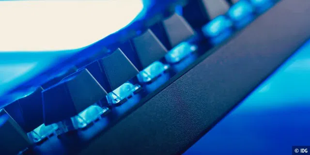Razer setzt seine Caps auf eine sehr voluminöse LED für jede Taste auf, dadurch haben die Chroma-Tasten wirklich viel Power, wenn wir diese bei der BlackWidow V3 Pro voll aufdrehen.