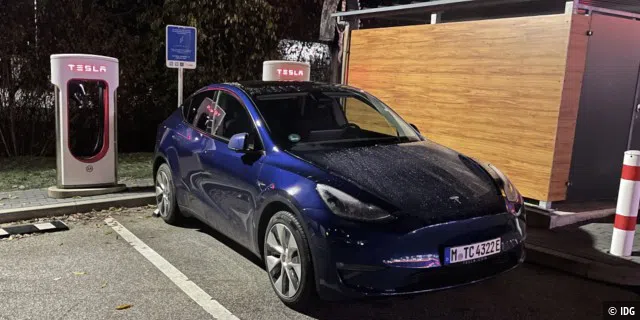 Unser Tesla Model Y Dualmotor Maximale Reichweite wird gerade an einem Supercharger auf einem Autohof entlang der A9 aufgeladen.