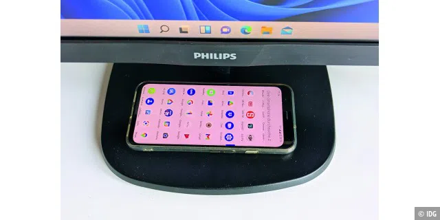 Ohne extra QILadegerät lässt sich das Phone durch Ablegen auf den PC-Monitor aufladen, wenn man die Induktionsspule in den Fuß des Bildschirms eingebaut hat.