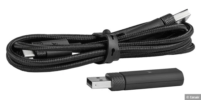 Das Corsair HS80 RGB Wireless funkt über den hauseigenen Funkstandard Slipstream, der über einen mitgelieferten USB-Dongle realisiert wird.