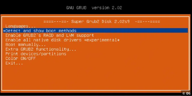 Der Boothelfer Super Grub Disk findet und startet Linux-Installationen. Die Reparatur des Grub-Bootloaders erledigen danach zwei Terminalbefehle im gestarteten System.