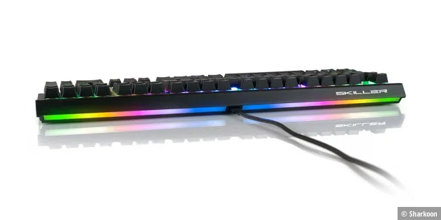 Zusätzlich veredelt Sharkoon die Kanten mit einem Diamantschliff und integriert einen durchlaufenden LED-Streifen namens „Edge Light“ an der Rückseite der Gaming-Tastatur.