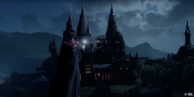 Die Art, wie Hogwart’s Legacy Tag und Nacht einsetzt, gefällt uns sehr gut. Weil wir am Tag ein normaler Schüler sind und die Zauberei erlernen müssen. Bei Nacht können wir die Katakomben erkunden und dem Schloss seine Geheimnisse entlocken.