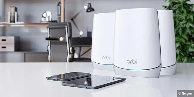 Das Orbi-Mesh-System von Netgear mit Wifi 6 spannt das Heimnetz laut Hersteller auf bis zu 525 qm auf – das dürfte auch für die Terrasse reichen.