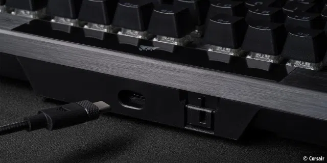 Neu ist auch das komplett abnehmbare USB-Anschlusskabel, das sich per Typ-C mit der Gaming-Tastatur verbinden lässt. Neben dem USB-C-Anschluss befindet sich der sogenannte Turnierschalter, der Makros deaktiviert und die Tastenbeleuchtung zu einer statischen Farbe wechselt, die in Wettkämpfen weniger ablenken soll.